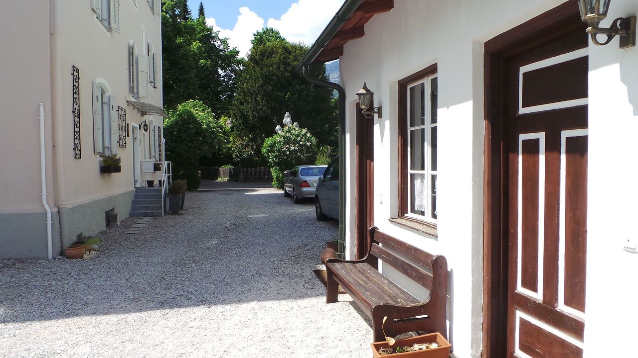 Zufahrtsbereich Parkplätze Nebengebäude Zufahrtsbereich Parkplätze Nebengebäude